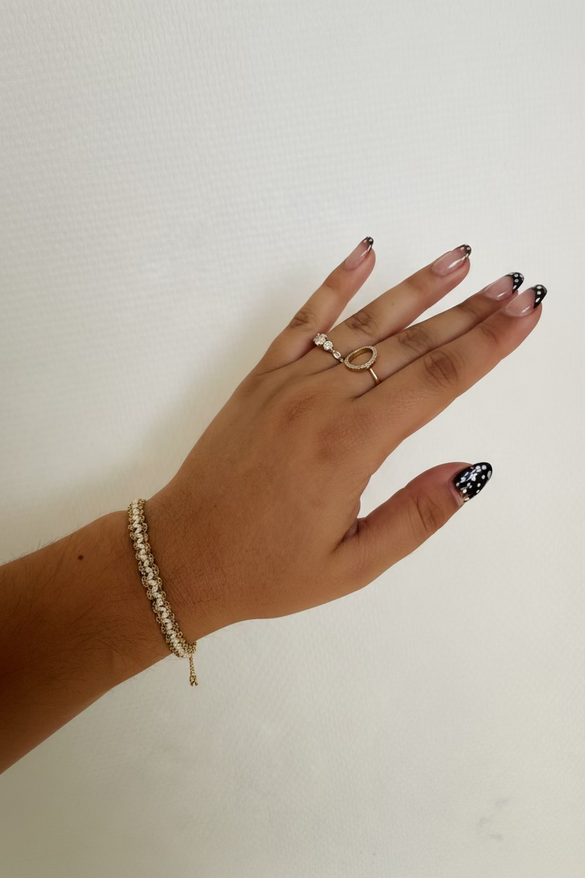 Bracelet en Fils – Perles & Charmes Dorés