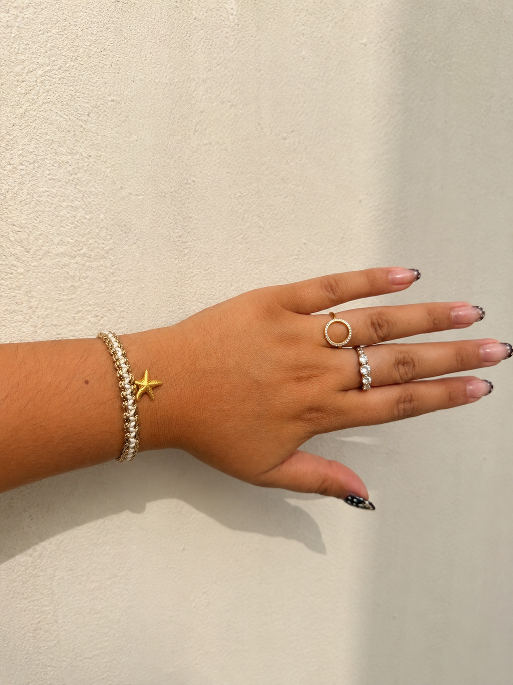 Bracelet en Fils – Perles & Charmes Dorés