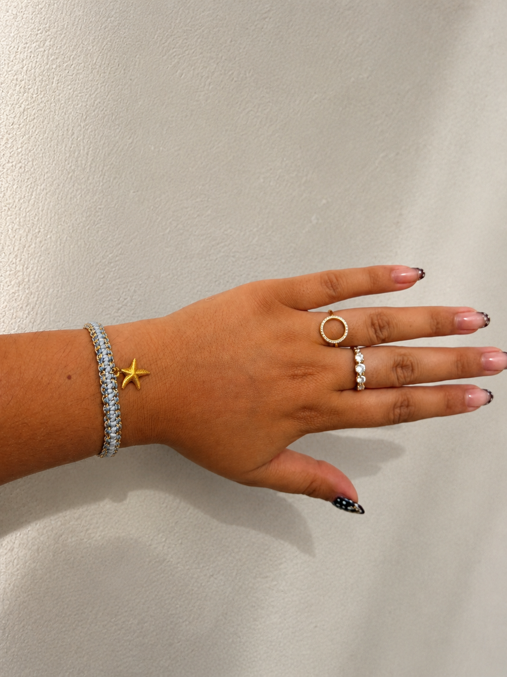 Bracelet en Fils – Perles & Charmes Dorés