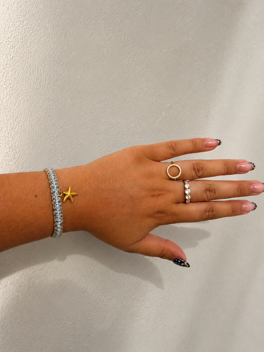Bracelet en Fils – Perles & Charmes Dorés