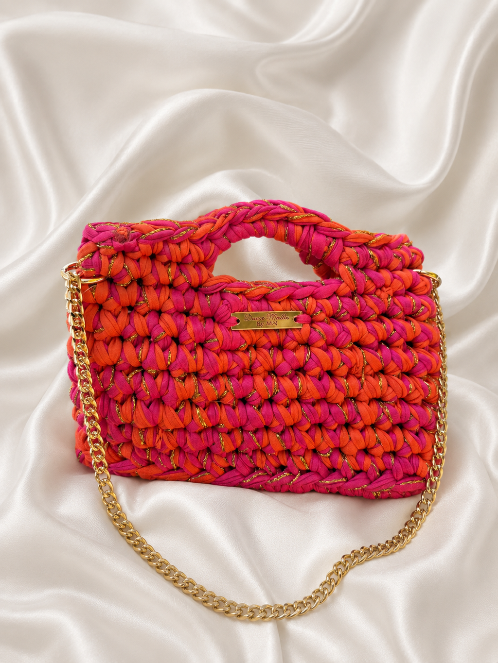 Look Capri été: sac rose/orange et bonnet en crochet